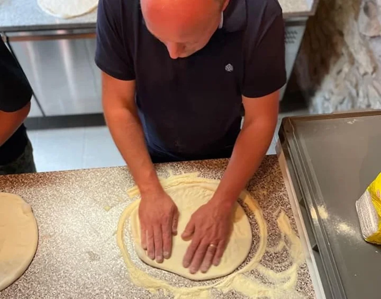 Mika qui prépare une pizza