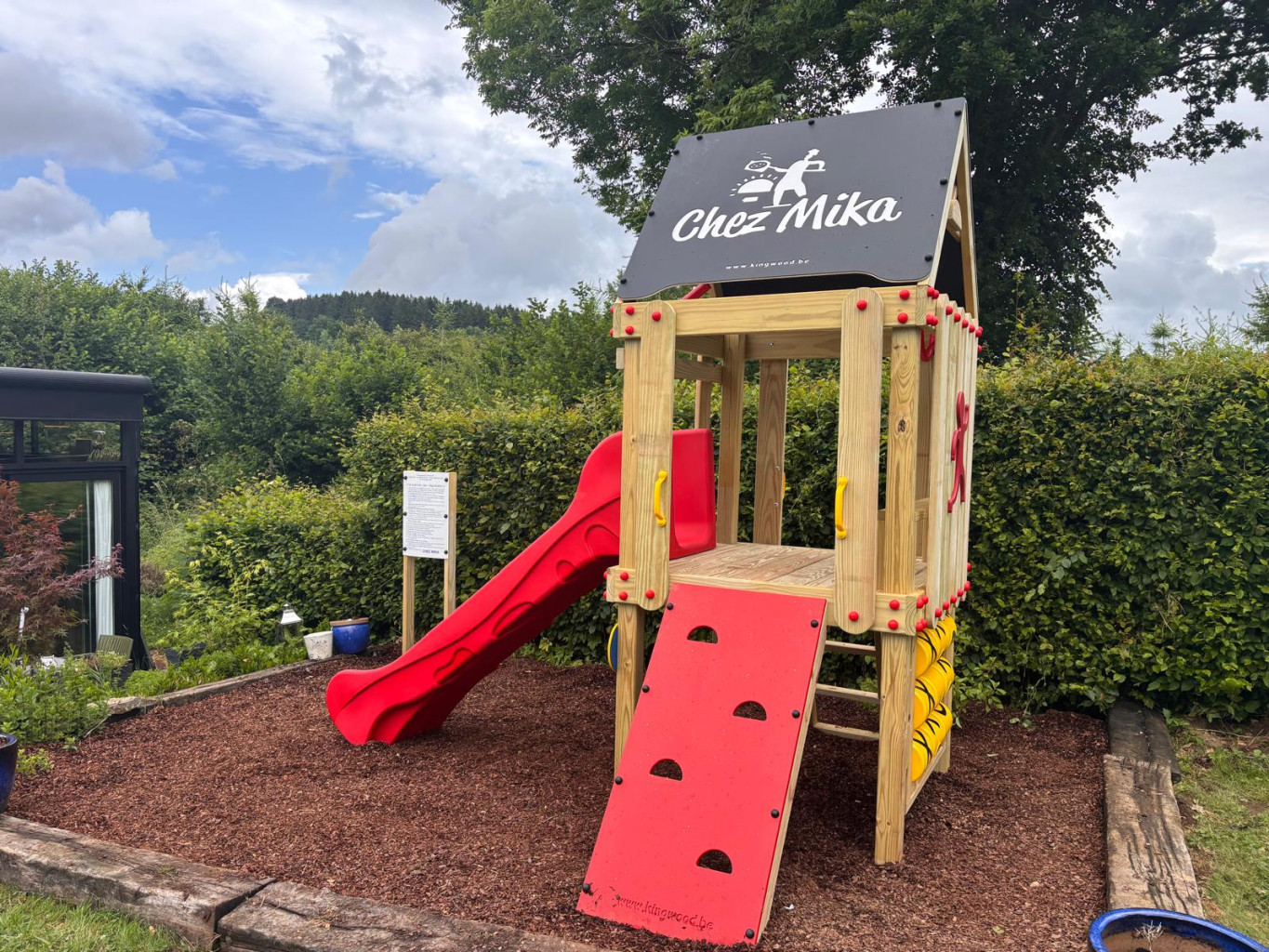La plaine de jeux dans le jardin du restaurant, avec un tobogan